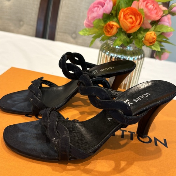 Authentic Louis Vuitton sandals - Picture 2 of 9